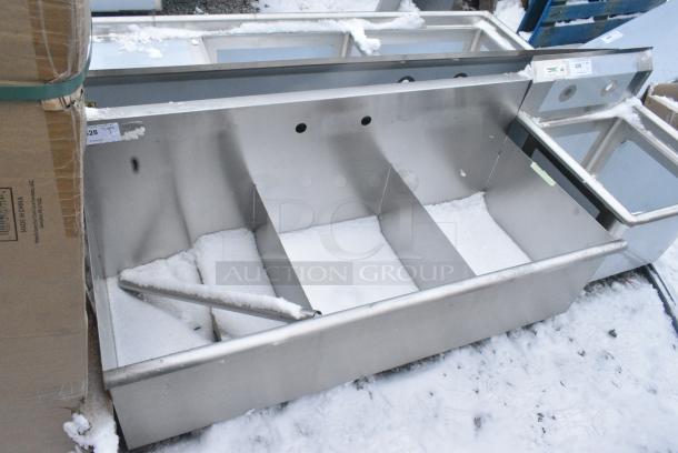 BRAND NEW SCRATCH AND DENT! Stainless Steel 3 Bay Sink w/ 1 Leg - Image 1 of 4