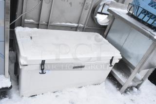 BRAND NEW SCRATCH AND DENT! CaterGator White Poly Insulated Portable Cooler