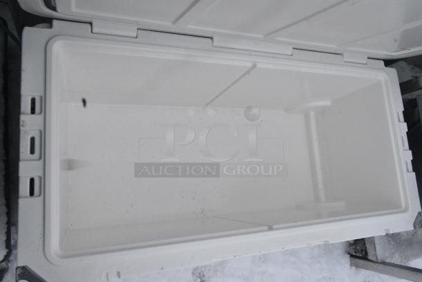 BRAND NEW SCRATCH AND DENT! CaterGator White Poly Insulated Portable Cooler - Image 4 of 4
