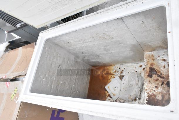 Hisense LC87D6EWD Chest Freezer w/ Hinge Lid. 115 Volts, 1 Phase. - Image 2 of 4