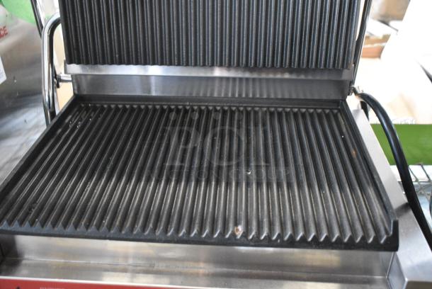 BRAND NEW SCRATCH AND DENT! 2024 Avantco 177PG200 Stainless Steel Commercial Countertop Panini Press. 120 Volts, 1 Phase. Tested and Working! - Image 7 of 10