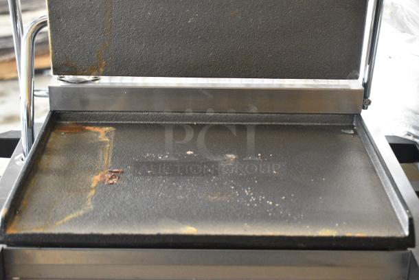 BRAND NEW SCRATCH AND DENT! 2024 Avantco PG200GS Commercial Panini Sandwich Grill with Grooved Top and Smooth Bottom Plates, and 13 3/8" x 8 3/4" Cooking Surface. 120 Volts, 1 Phase. Tested and Working! - Image 7 of 10