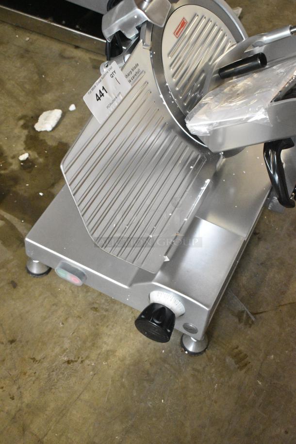 BRAND NEW SCRATCH AND DENT! Avantco 177SL512 Stainless Steel 12" Manual Gravity Feed Meat Slicer. 110-120 Volts, 1 Phase. Tested and Powers On But Parts Do Not Move. Unit Will Work If Bent Guard is Fixed. - Image 3 of 6