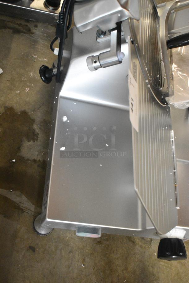 BRAND NEW SCRATCH AND DENT! Avantco 177SL512 Stainless Steel 12" Manual Gravity Feed Meat Slicer. 110-120 Volts, 1 Phase. Tested and Powers On But Parts Do Not Move. Unit Will Work If Bent Guard is Fixed. - Image 4 of 6