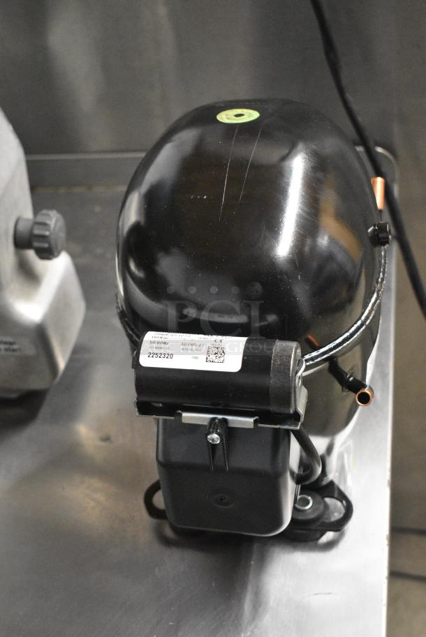 BRAND NEW SCRATCH AND DENT! Continental NEK2150GK Ref Compressor - Image 5 of 7