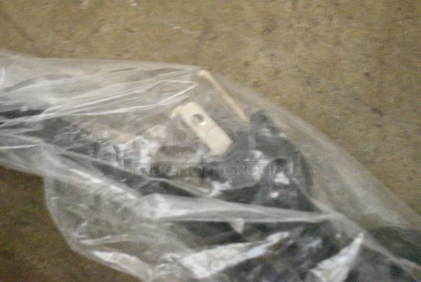 ServIt 423HDM26SA Stainless Steel Commercial Countertop Heated Merchandiser Display Case. See Pictures for Damage. 120 Volts, 1 Phase. Tested and Powers On But Does Not Get Warm - Image 7 of 7