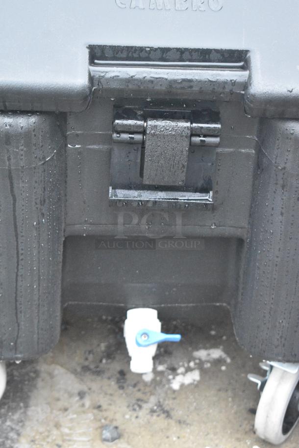 BRAND NEW SCRATCH AND DENT! Cambro Black Poly Insulated Portable Ice Bin on Commercial Casters. - Image 4 of 5