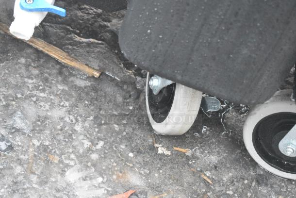 BRAND NEW SCRATCH AND DENT! Cambro Black Poly Insulated Portable Ice Bin on Commercial Casters. - Image 3 of 5