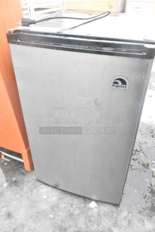 Igloo FR465I-B Mini Cooler. 115 Volts, 1 Phase.