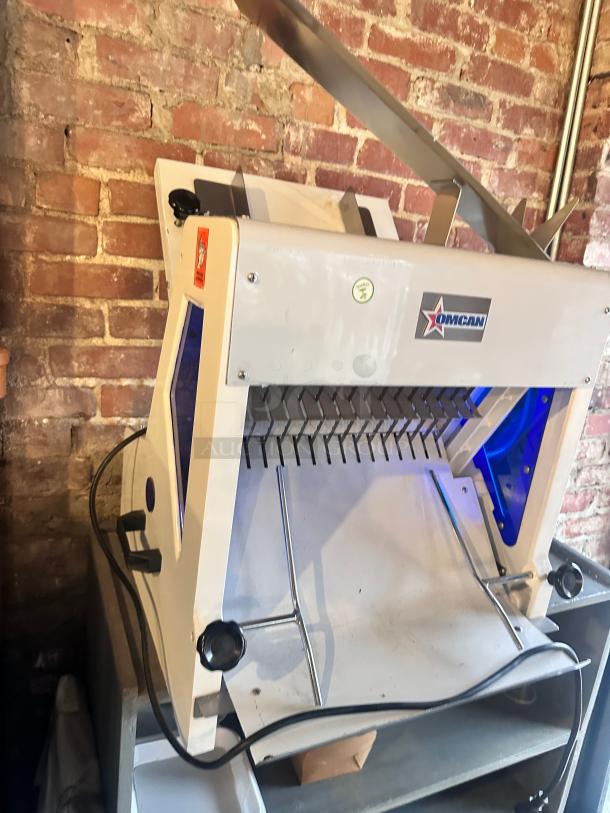 New Omcan Countertop Bread Slicer - 1" Slice Thickness, 18 3/4" Max Loaf Length - 110V, 1/4 hp Tested and Working! - Image 8 of 11