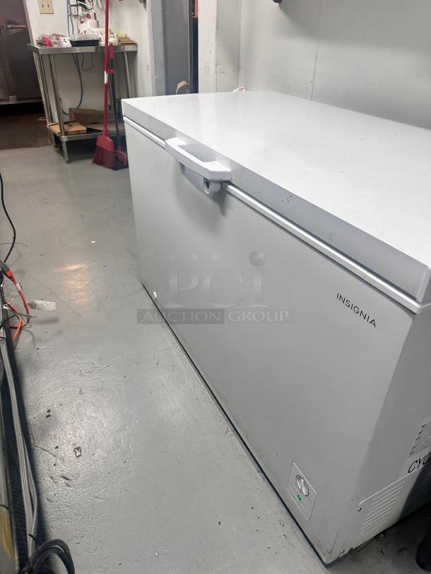Excellent Insignia 10.2 Cu. Ft. Chest Freezer - White 115volt Tested and Working! - Image 2 of 9