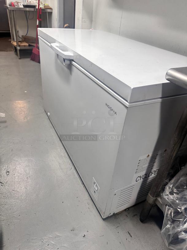 Excellent Insignia 10.2 Cu. Ft. Chest Freezer - White 115volt Tested and Working! - Image 3 of 9