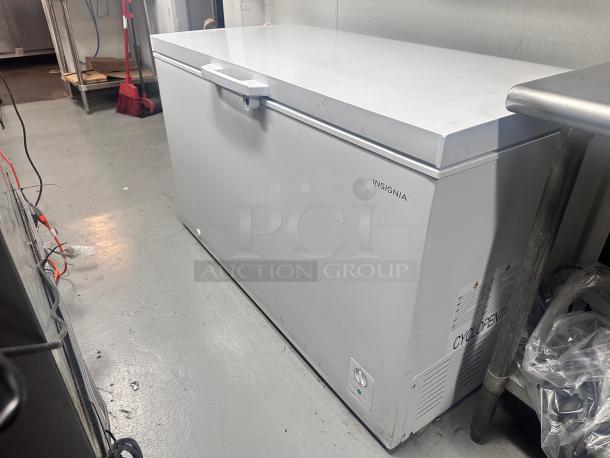 Excellent Insignia 10.2 Cu. Ft. Chest Freezer - White 115volt Tested and Working! - Image 4 of 9