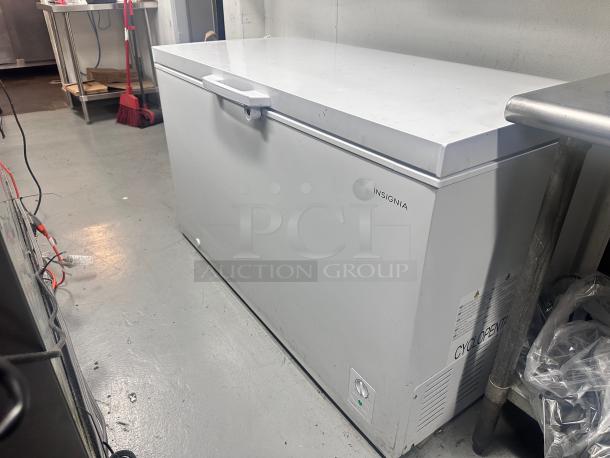 Excellent Insignia 10.2 Cu. Ft. Chest Freezer - White 115volt Tested and Working! - Image 5 of 9