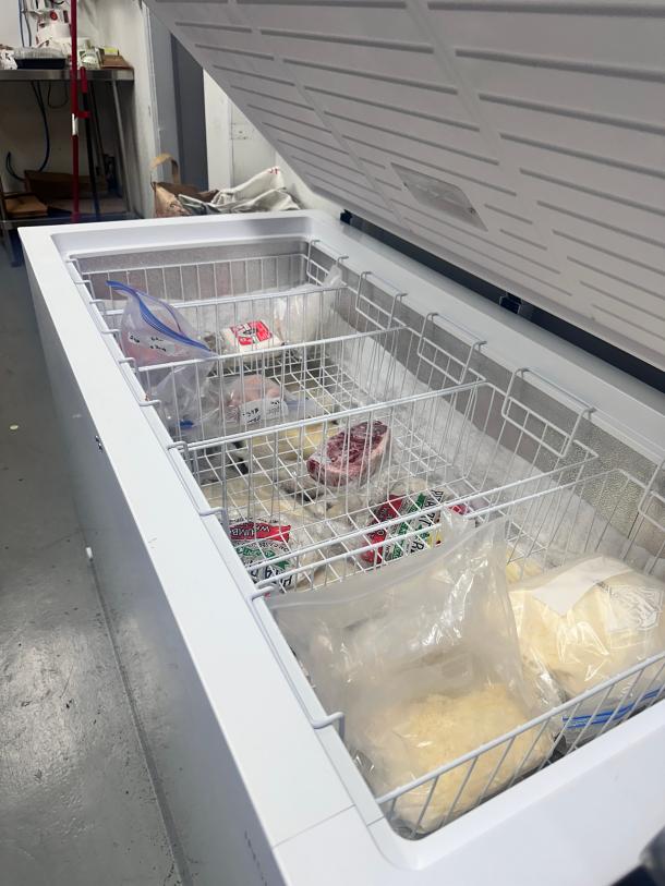 Excellent Insignia 10.2 Cu. Ft. Chest Freezer - White 115volt Tested and Working! - Image 6 of 9