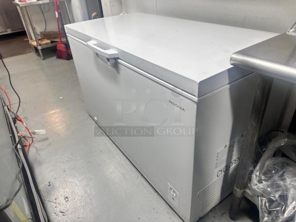 Excellent Insignia 10.2 Cu. Ft. Chest Freezer - White 115volt Tested and Working! - Image 7 of 9