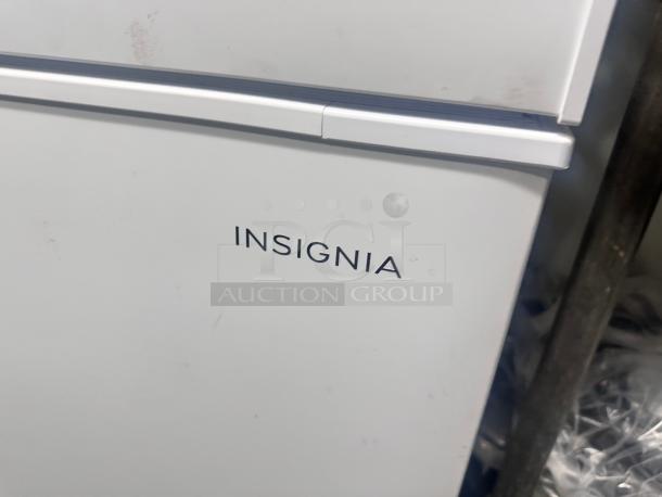 Excellent Insignia 10.2 Cu. Ft. Chest Freezer - White 115volt Tested and Working! - Image 8 of 9