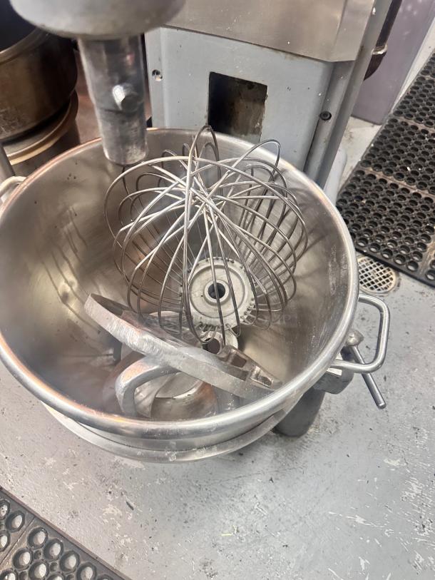 Excellent Hobart  H-600 60 Qt. Planetary Floor Mixer  - 220V, 3 Phase, 2 hp Tested and Working! - Image 10 of 12