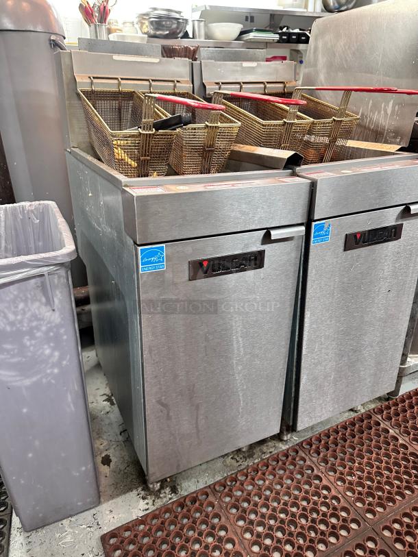 Excellent Vulcan 1VEG35M 35 Lbs. Natural Gas Floor Model Fryer - 70,000 BTU Tested and Working! - Image 2 of 14