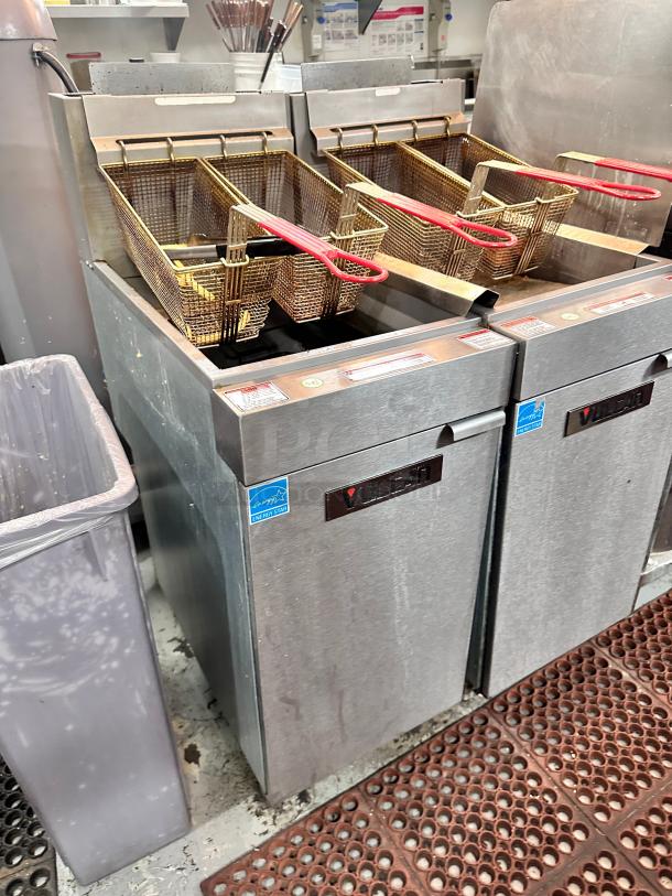 Excellent Vulcan 1VEG35M 35 Lbs. Natural Gas Floor Model Fryer - 70,000 BTU Tested and Working! - Image 3 of 14