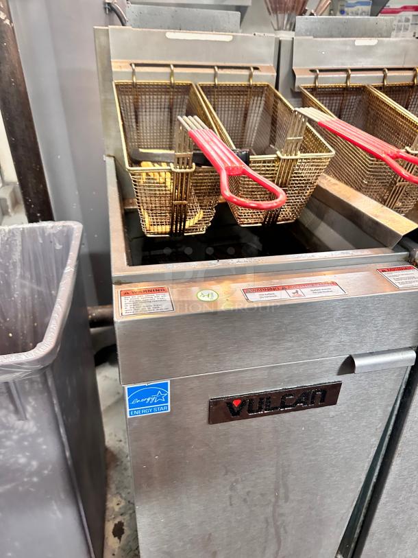 Excellent Vulcan 1VEG35M 35 Lbs. Natural Gas Floor Model Fryer - 70,000 BTU Tested and Working! - Image 4 of 14
