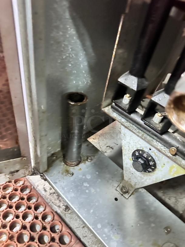 Excellent Vulcan 1VEG35M 35 Lbs. Natural Gas Floor Model Fryer - 70,000 BTU Tested and Working! - Image 10 of 14