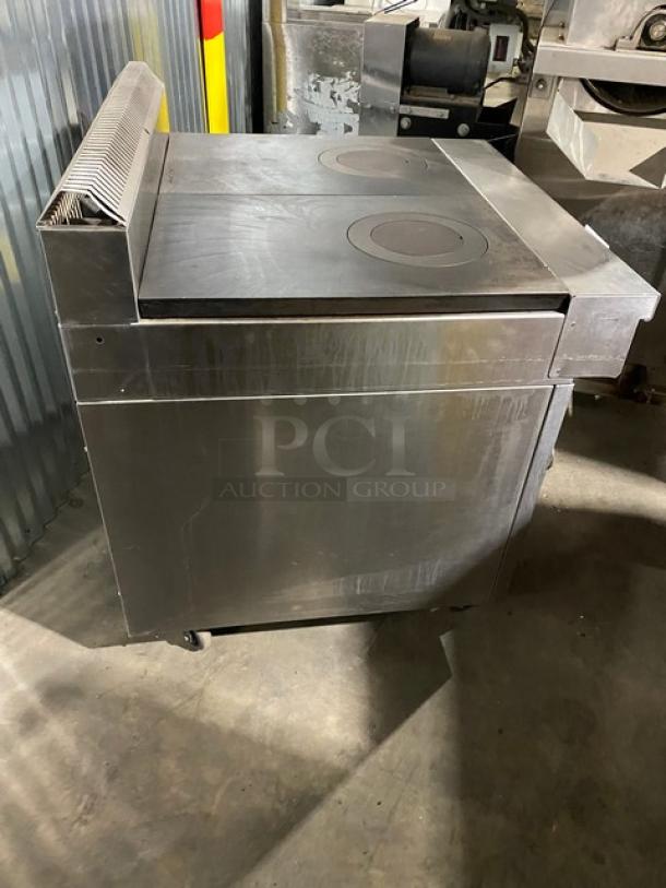 U.S. Range By Garland Commercial Stainless Steel Natural Gas Powered Double Hot Top Range/Oven Combo! With Thermostatic Controls! With Wire Oven Rack! Model: C836-1-1 SN: 1611100181933! - Image 4 of 9