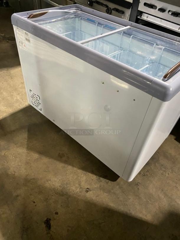 KoolMore! 2024 Late Model! Commercial White Ice Cream/Frozen Yogurt Merchandiser Display Freezer! With Top Double Sliding Glass Door! With Wire Baskets & Tub Holders! Model: KM-ICD-49SD! 115V! - Image 4 of 7