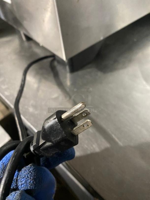 Vollrath Commercial Stainless Steel Electric Powered Countertop Hot Food Warmer! Model: 1001 SN: W268-00227055-068! 120V! On Legs! - Image 7 of 7