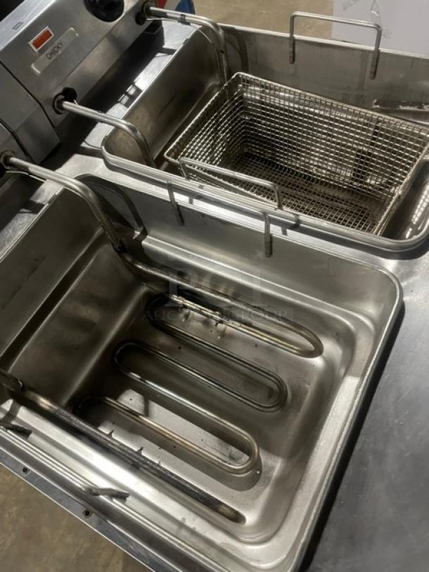 APW Wyott Commercial Stainless Steel Electric Powered Countertop Split-Tank Deep Fat Fryer! With Back Splash & Individual Controls! With Fry Basket! Model: HEF-20Ti SN: 1103619090001! 208/240V 1 Phase! On Legs! - Image 5 of 7
