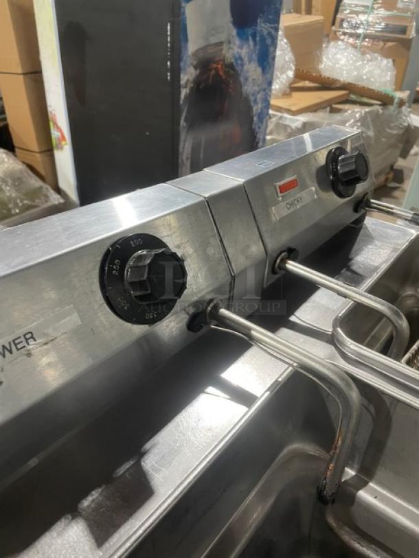 APW Wyott Commercial Stainless Steel Electric Powered Countertop Split-Tank Deep Fat Fryer! With Back Splash & Individual Controls! With Fry Basket! Model: HEF-20Ti SN: 1103619090001! 208/240V 1 Phase! On Legs! - Image 6 of 7