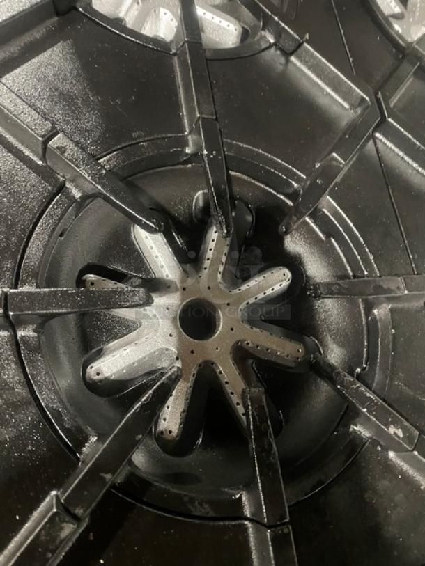 Garland Commercial Stainless Steel Natural Gas Powered 4 Burner Range/Oven Combo! With Back Splash & Overhead Salamander Shelf! With Wire Oven Rack! Model: H28 SN: 0701100159611! On Legs! - Image 6 of 10