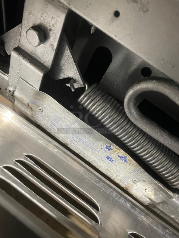 Garland Commercial Stainless Steel Natural Gas Powered 4 Burner Range/Oven Combo! With Back Splash & Overhead Salamander Shelf! With Wire Oven Rack! Model: H28 SN: 0701100159611! On Legs! - Image 9 of 10