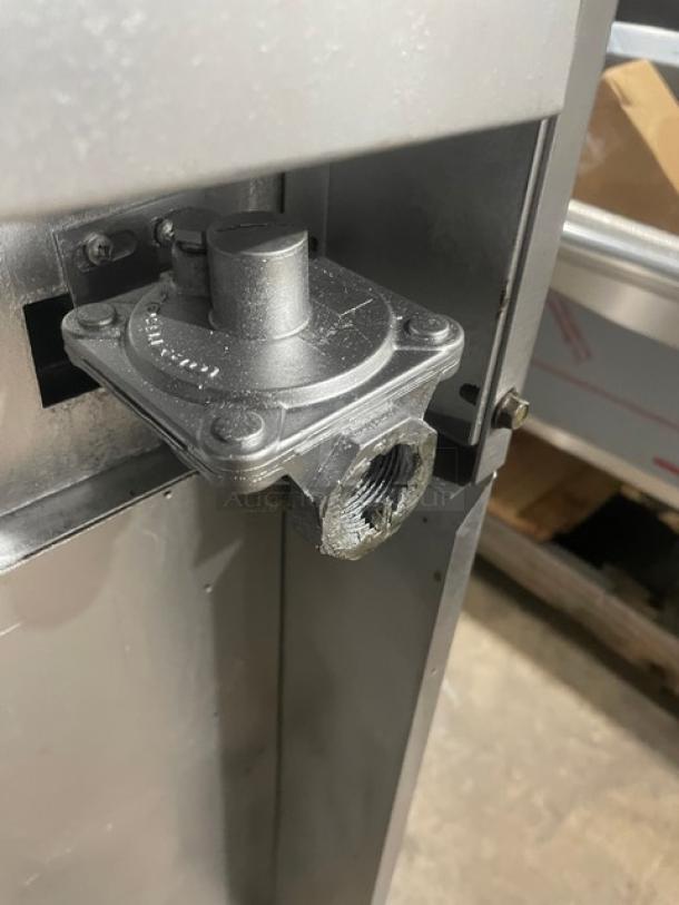 Garland Commercial Stainless Steel Natural Gas Powered 4 Burner Range/Oven Combo! With Back Splash & Overhead Salamander Shelf! With Wire Oven Rack! Model: H28 SN: 0701100159611! On Legs! - Image 10 of 10