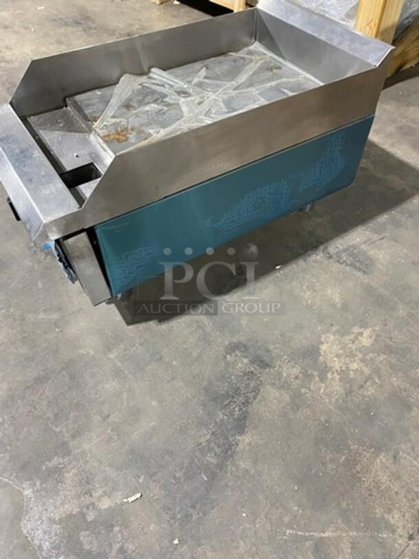 NEW! Scratch-N-Dent! Venancio! Late Model! Rocket Cooking Series Commercial Stainless Steel Natural Gas Powered Countertop Flat Griddle! With Thermostatic Controls! With Back & Side Splash! On Legs! - Image 2 of 7