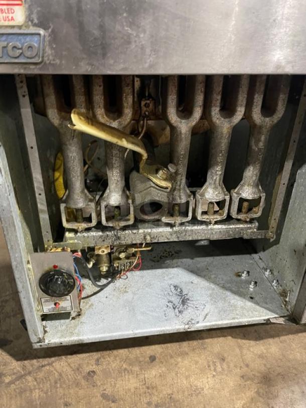 Sweet! Late Model 2021 Pitco Commercial Stainless Steel Natural Gas Powered Deep Fat Fryer! With Backsplash & Basket Hanger! With Frying Basket! Model: 65C+ SN: G21FA036338! On Casters! Working When Removed! - Image 7 of 9