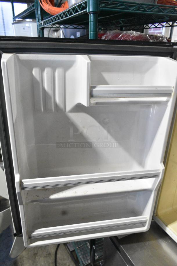 Whirlpool EL03CCXW Mini Cooler. 115 Volts, 1 Phase. Tested and Working! - Image 4 of 6