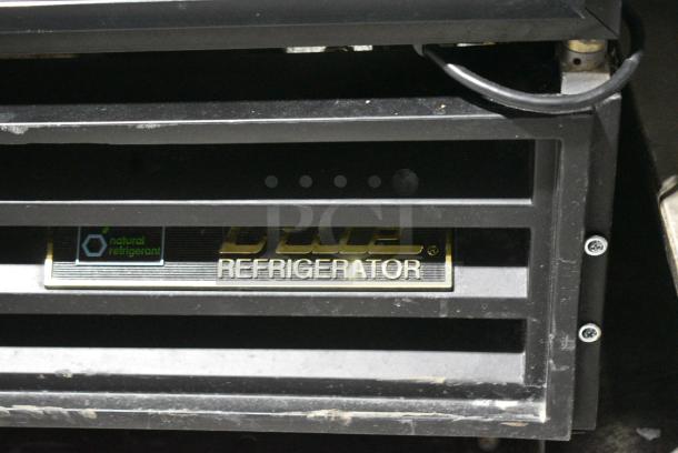 True GDM-10-58-HC-LD Metal Commercial Single Door Reach In Cooler Merchandiser. 115 Volts, 1 Phase. Tested and Powers On But Does Not Get Cold - Image 2 of 5