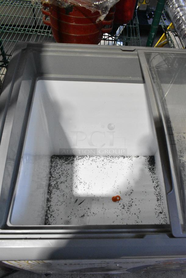 Hiron SD-300 Metal Commercial Ice Cream Freezer Merchandiser on Commercial Casters. 115 Volts, 1 Phase. Tested and Working! - Image 4 of 7