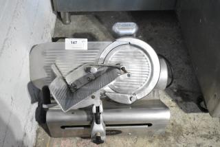 Globe 500 Stainless Steel Commercial Countertop Meat Slicer w/ Blade Sharpener. 115 Volts, 1 Phase. Tested and Working!