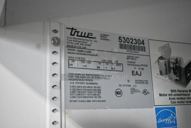 True GDM-35EM ENERGY STAR Metal Commercial 2 Door Reach In Cooler Merchandiser w/ Poly Coated Racks. 115 Volts, 1 Phase. Tested and Powers On But Does Not Get Cold - Image 5 of 5
