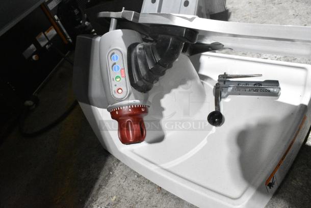 Berkel X13AE-PLUS Metal Commercial Countertop Meat Slicer. Missing Carriage. 115 Volts, 1 Phase. Tested and Working! - Image 4 of 7