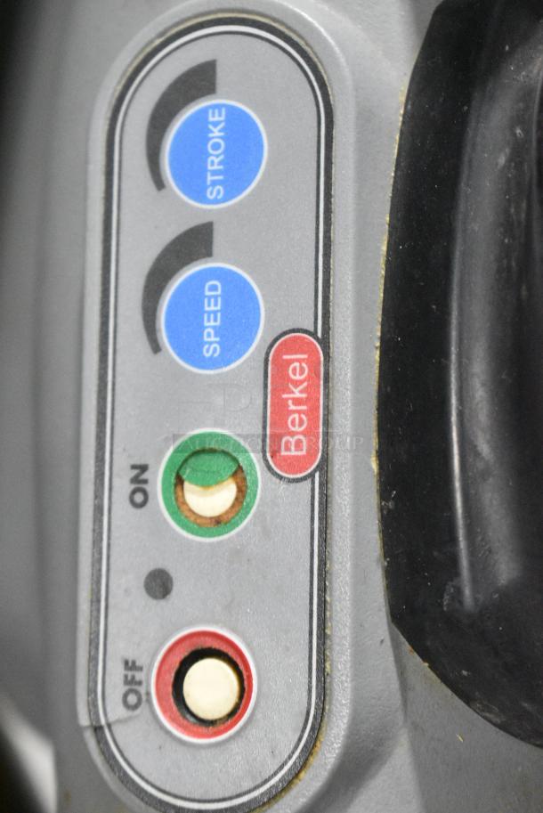 Berkel X13AE-PLUS Metal Commercial Countertop Meat Slicer. Missing Carriage. 115 Volts, 1 Phase. Tested and Working! - Image 5 of 7