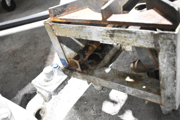 Star Max Stainless Steel Commercial Countertop Natural Gas Powered 2 Burner Range. - Image 5 of 5