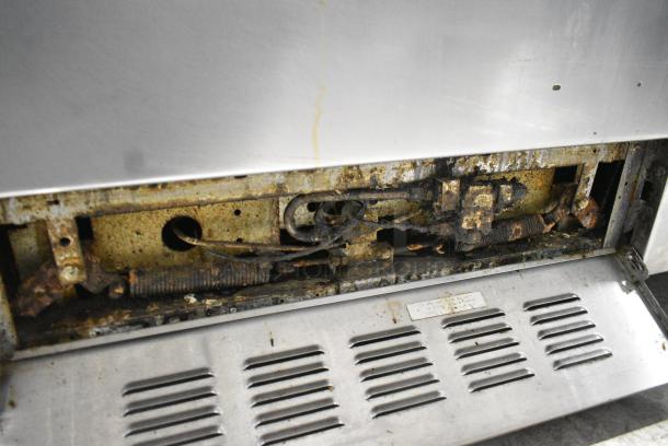Stainless Steel Commercial Natural Gas Powered 6 Burner Range w/ Oven, Over Shelf and Back Splash. - Image 5 of 5