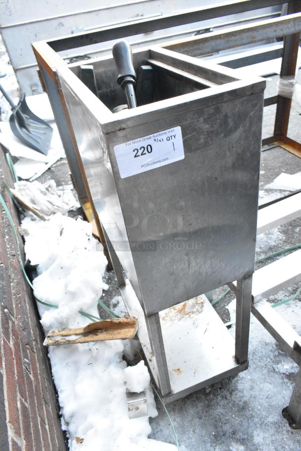 Metal Single Bay Unit w/ Manual Juicer. - Image 3 of 5