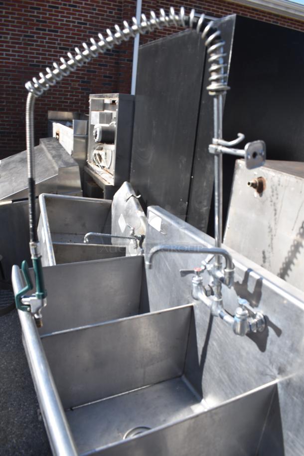 Stainless Steel 3 Bay Sink w/ Spray Nozzle Attachment, Faucet and Handles. - Image 4 of 7