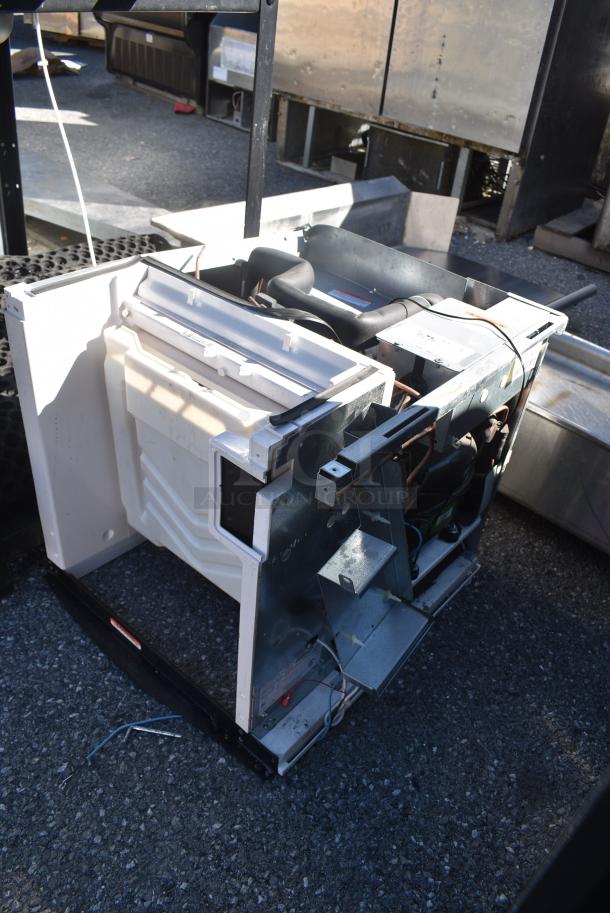 Manitowoc ID0322A-161 Commercial Ice Head. See Pictures for Missing Pieces. 115 Volts, 1 Phase. - Image 2 of 6