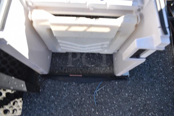 Manitowoc ID0322A-161 Commercial Ice Head. See Pictures for Missing Pieces. 115 Volts, 1 Phase. - Image 4 of 6