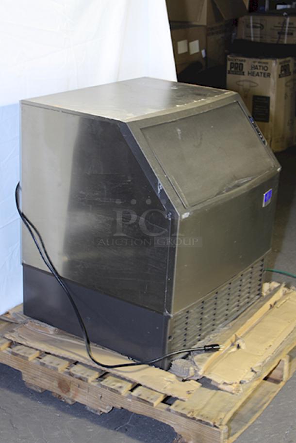 BRAND NEW SCRATCH & DENT! Manitowoc UYF0310W NEO 30" Water Cooled Undercounter Half Dice Cube Ice Machine with 119 lb. Bin - 120V, 293 lb. - Image 6 of 9